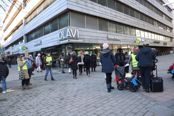 A section of brethren at the Lahti city center evangelising
